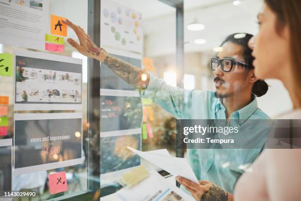 reunión de negocios - marketing fotografías e imágenes de stock