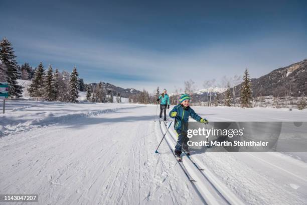 langlaufen im winter - kinder machen sport und genießen natur - carinthia 個照片及圖片檔