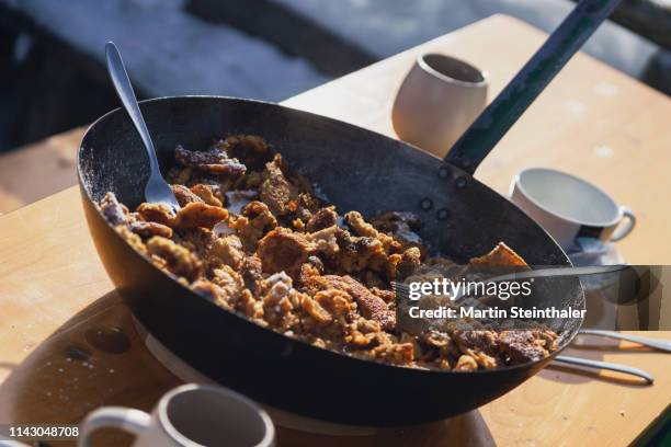 kaiserschmarren in großer pfanne - österreichische speise - kaiserschmarrn stock pictures, royalty-free photos & images