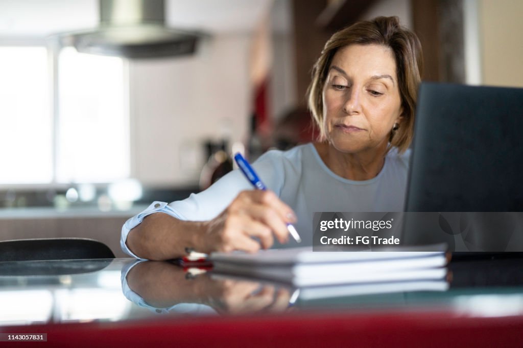 Mujer madura trabajando en casa