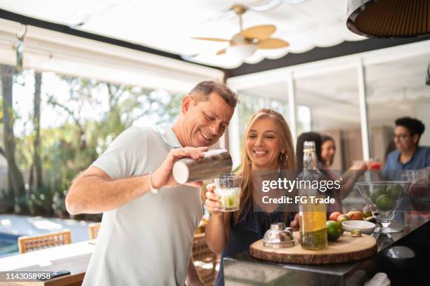 uomo che serve caipirinha a donna - caipirinha foto e immagini stock