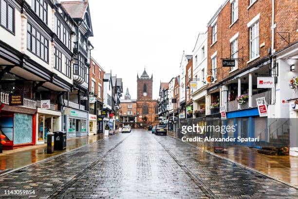 street in historical old town of chester, england, uk - cheshire stock-fotos und bilder