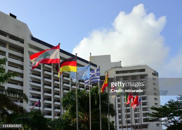eko hotel & suites-flags, victoria island, lagos, nigéria - drapeau des nations unies photos et images de collection