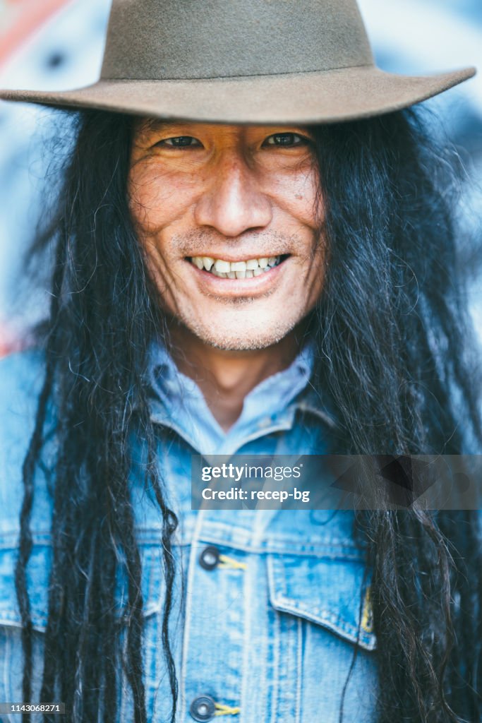 Portret van vertrouwen man met dreadlocks