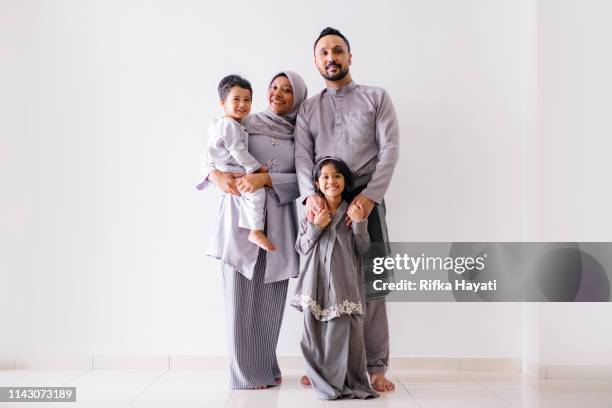 ritratto di famiglia musulmana per eid mubarak - muslim family foto e immagini stock