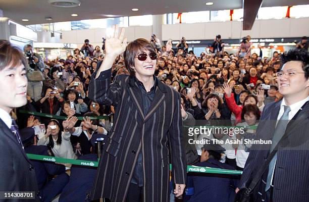 South Korean actor Bae Yong-Joon waves to the fans upon arrival at Narita International Airport on November 25, 2004 in Narita, Chiba, Japan.