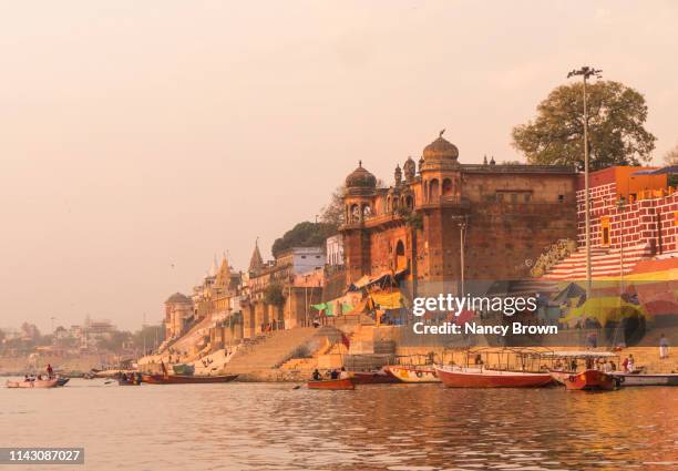 morning on the ganges rives  in varanasi india. - pilgrimage - fotografias e filmes do acervo