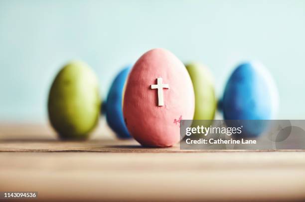 pink easter egg with religious cross - easter religious background ストックフォトと画像