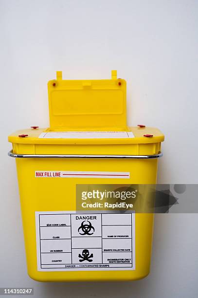 medical sharps waste container - behållare för farligt avfall bildbanksfoton och bilder