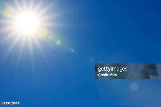 sun in the sky - sol fotografías e imágenes de stock