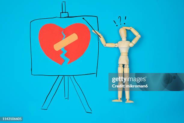 mannequin giving presentation about broken heart - broken heart stockfoto's en -beelden