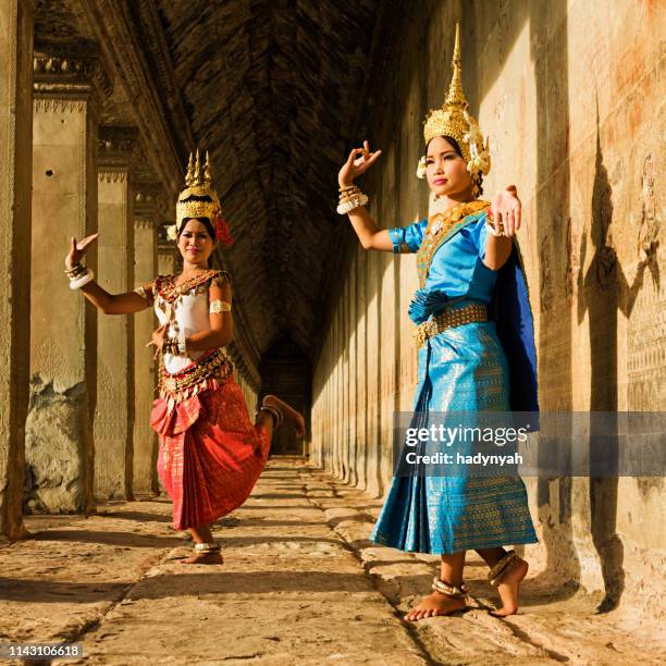 de dansers van de op angkor wat - apsara stockfoto's en -beelden