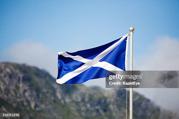 flagge von schottland - scotland highlands stock-fotos und bilder