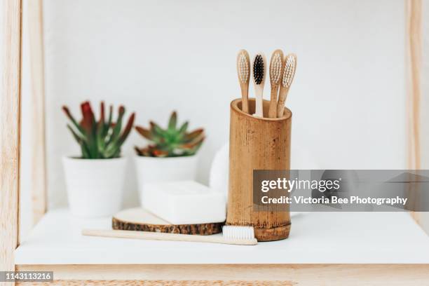 eco friendly bamboo tooth brushes - toothbrush photos et images de collection