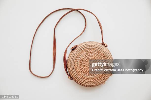 rattan bamboo trendy woman bag - bambù materiale foto e immagini stock