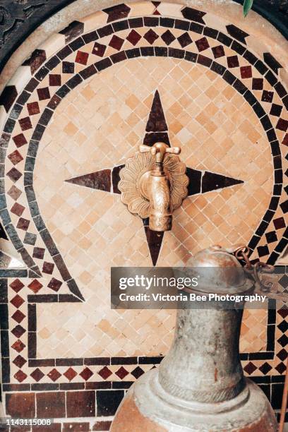 arabian style moroccan decorations - fountain courtyard fotografías e imágenes de stock
