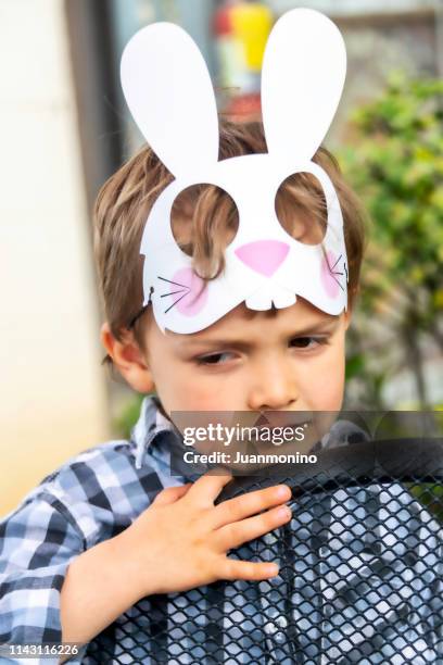 trieste drie jaar oude kind jongen het dragen van een konijn papieren masker - rabbit mask stockfoto's en -beelden