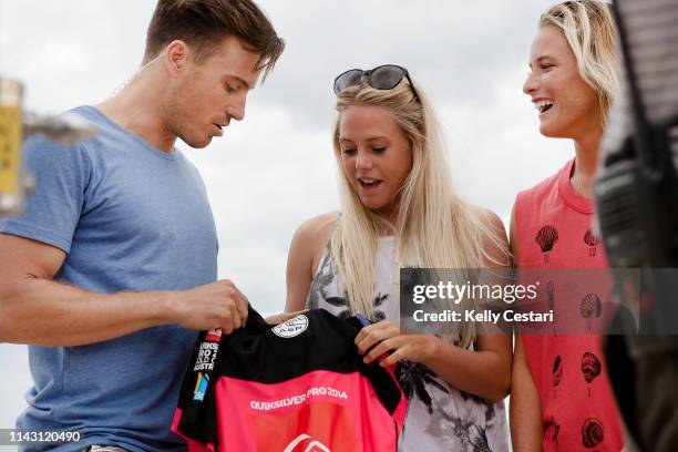 Australian TV presenter James Tobin was given a surfing lesson by Laura Enever of Hawaii and Courtney Conlogue of the USA on a layday at the 2014...