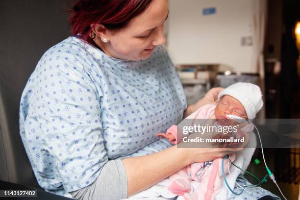母親在醫院照顧他的早產兒 - premature 個照片及圖片檔