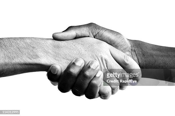 interracial apretón de manos - black and white hands fotografías e imágenes de stock