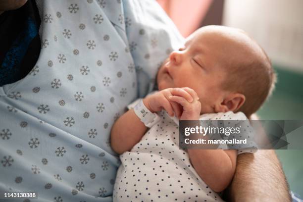 pai que toma de seu bebê prematuro no hospital - prematuro - fotografias e filmes do acervo