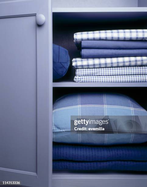 linen closet - beddengoed stockfoto's en -beelden