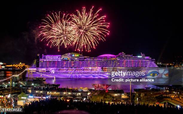Fireworks explode over the cruise ship "AidaPerla" at the harbour birthday party. The people of Hamburg regard 7 May 1189 as the birthday of their...
