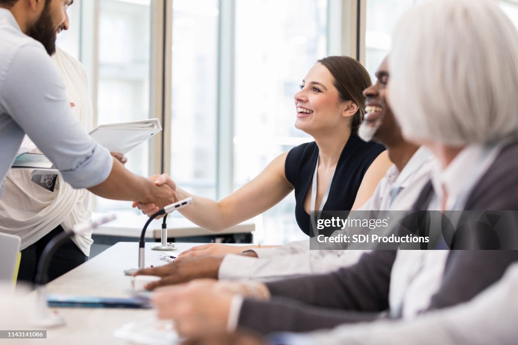 一個年輕人很高興見到小組成員