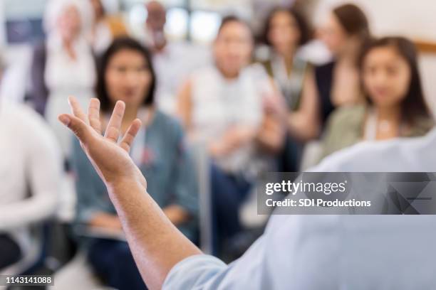 ein nicht identifizierter redner erklärt seinen standpunkt - women podium stock-fotos und bilder