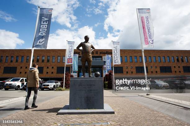 Koning Willen II stadium of Willem II, standbeeld Jan van Roessel, oud speler van Willem II. During the Dutch Eredivisie match between Willem II...