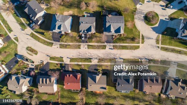 住宅街のリバティビル、ヴァーノンヒルズ、シカゴ、イリノイ州の通りのドローン空中写真の上に直接表示されます。 - urban sprawl ストックフォトと画像