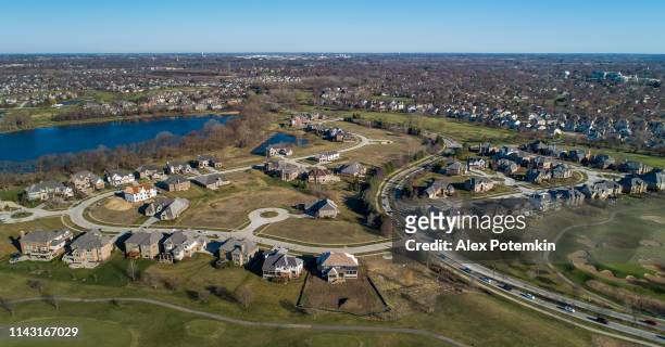 drone vue panoramique aérienne du quartier résidentiel libertyville, vernon hills, chicago, illinois. - chicago illinois photos et images de collection