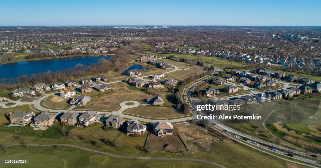 Drone Aerial panoramisch uitzicht op de residentiële wijk Libertyville, Vernon Hills, Chicago, Illinois.