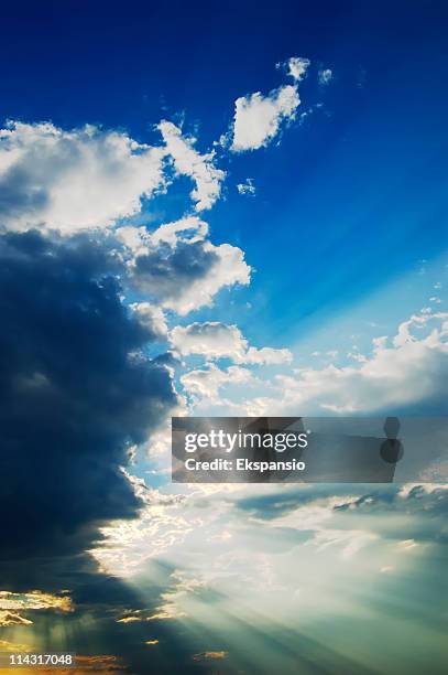 sonnenstrahlen in the sky - silbertreifen am horizont stock-fotos und bilder