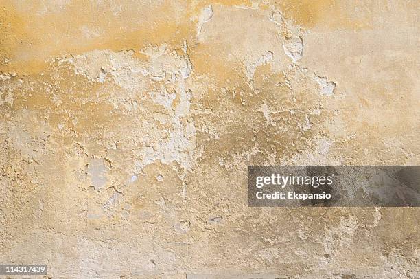 vintage wall showing the effects of weathering - plaster stockfoto's en -beelden