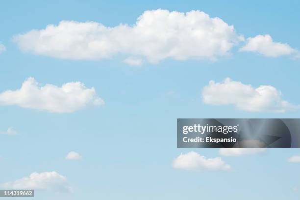 pano de fundo de céu pálido - nuvens fofas imagens e fotografias de stock