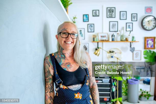 stong, independent, artistic, business women who design and create tattoos from their bright and unique shop - magasin musique photos et images de collection