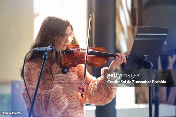 beautiful teenager girl playing the violin - kids modern school life stock-fotos und bilder