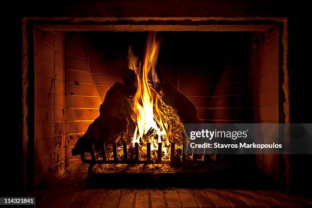 fireplace - chimenea fotografías e imágenes de stock