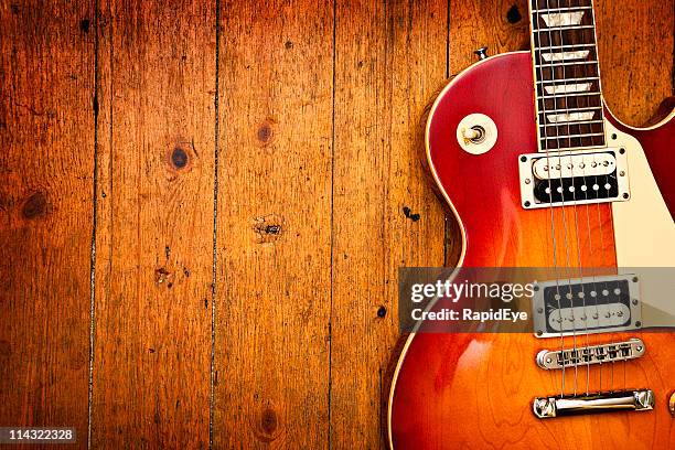 elektrische gitarre auf holz - elektrogitarre stock-fotos und bilder