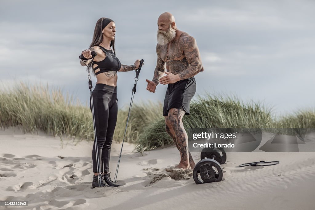 Couple aîné tatoué posant pendant l’entraînement