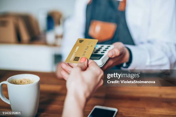 contactloze betaling via een creditcard - dichterbij komen stockfoto's en -beelden