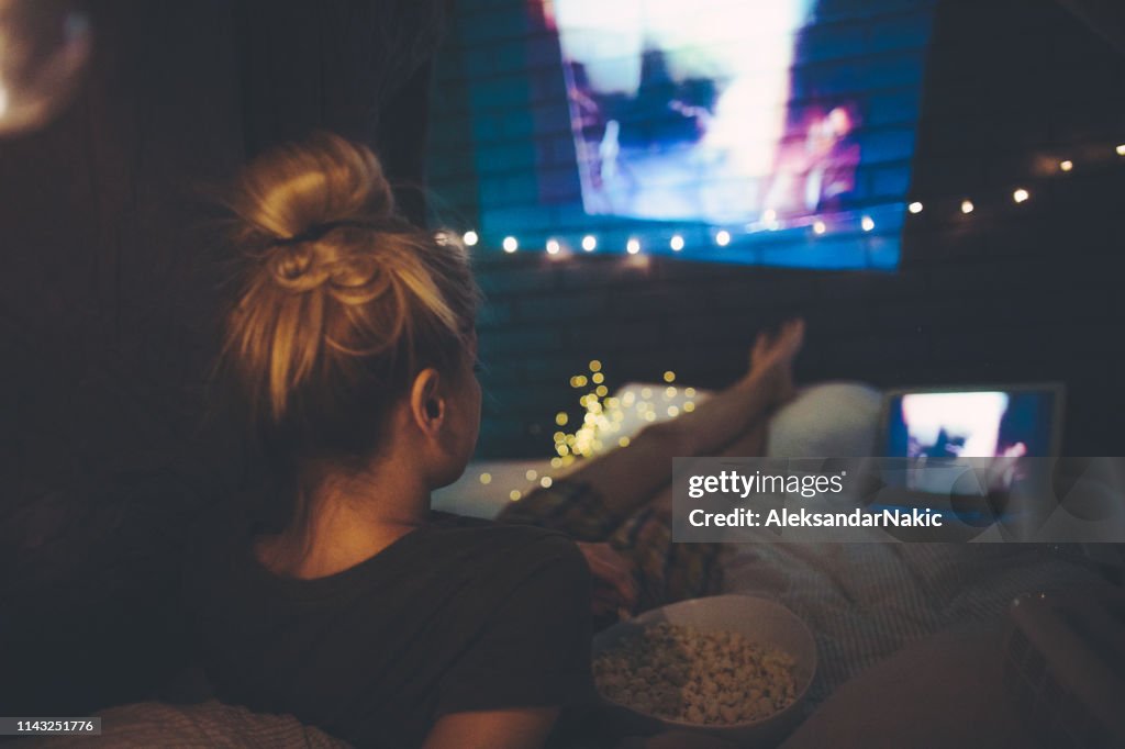 Junge Frau beim Film im Heimkino