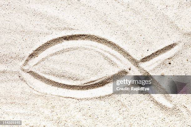 strand sand christian fish - christentum stock-fotos und bilder