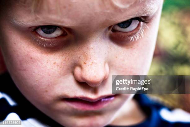 lampante/a figlio/a/il ragazzo look sulky, cross, ostile - aggressione foto e immagini stock