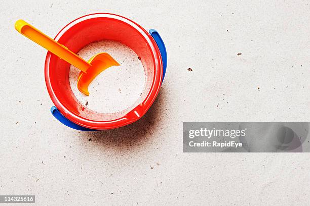 child's pail and shovel with copy space | beach background - beach shovel stockfoto's en -beelden