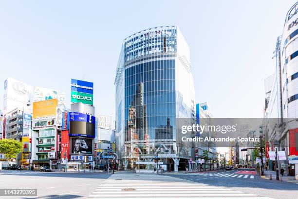 shibuya crossing on a sunny morning with clear blue sky, tokyo, japan - distrito de shibuya - fotografias e filmes do acervo