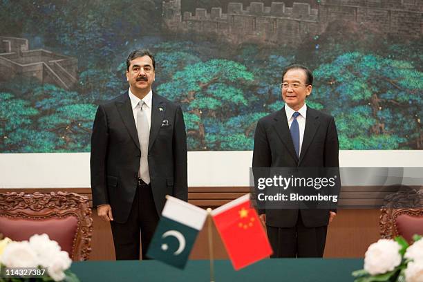 Yousef Raza Gilani, Pakistan's prime minister, left, and Wen Jiabao, China's prime minister, attend a signing ceremony at the Great Hall of the...