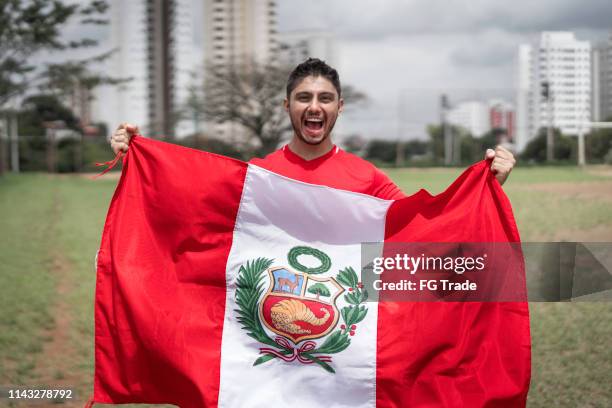 ritratto di ventaglio maschio con bandiera peruviana - perù foto e immagini stock