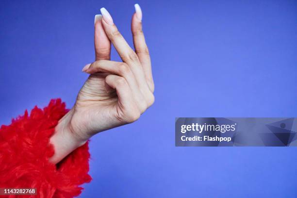 colourful studio portrait of a young woman's hand - met de vingers knippen stockfoto's en -beelden